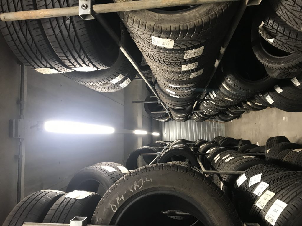 Stockage de pneus avec lignes lumineuses LED au-dessus des rayonnages