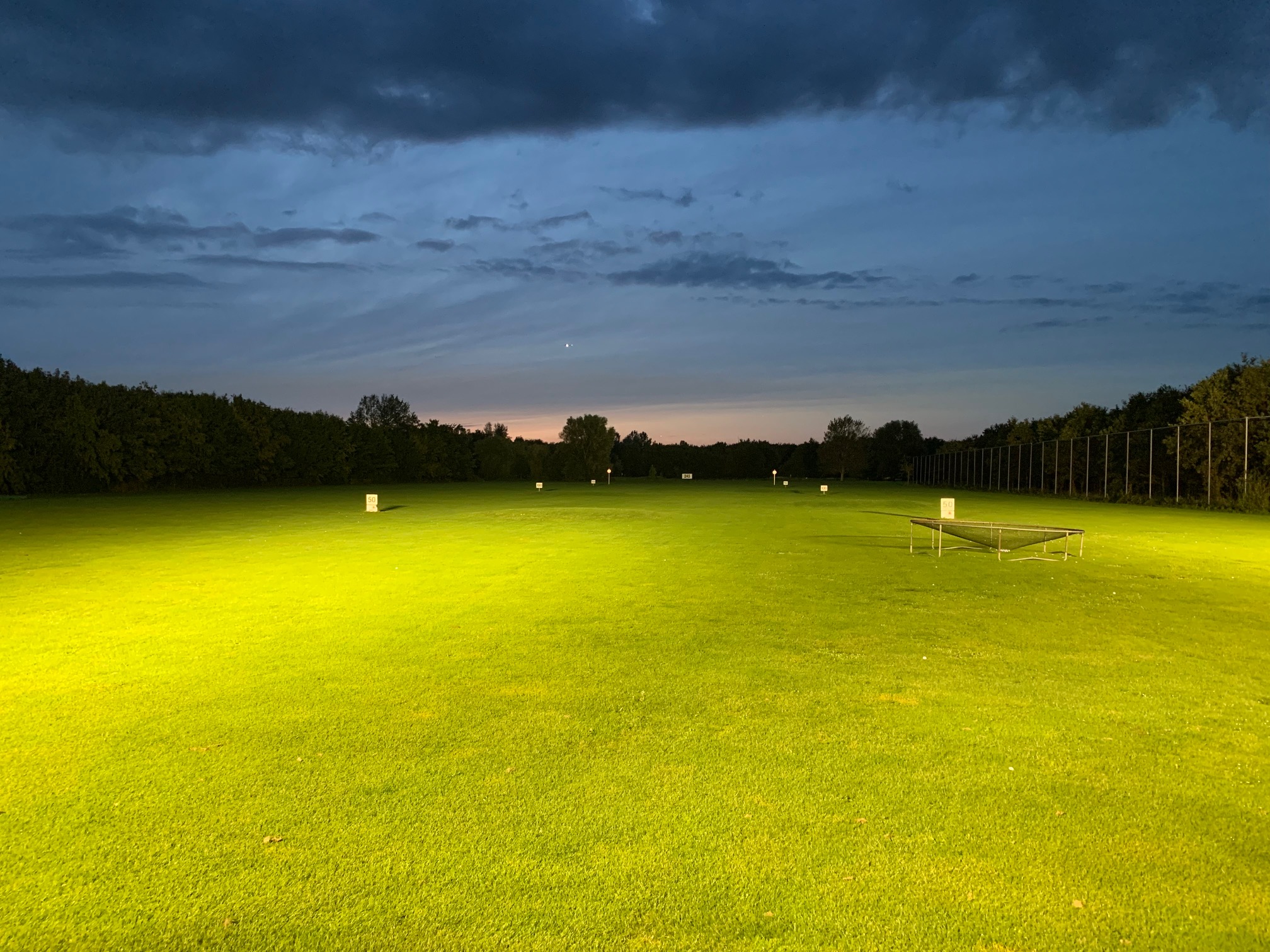 Driving range van Golfclub Het Houtrak in de schemering