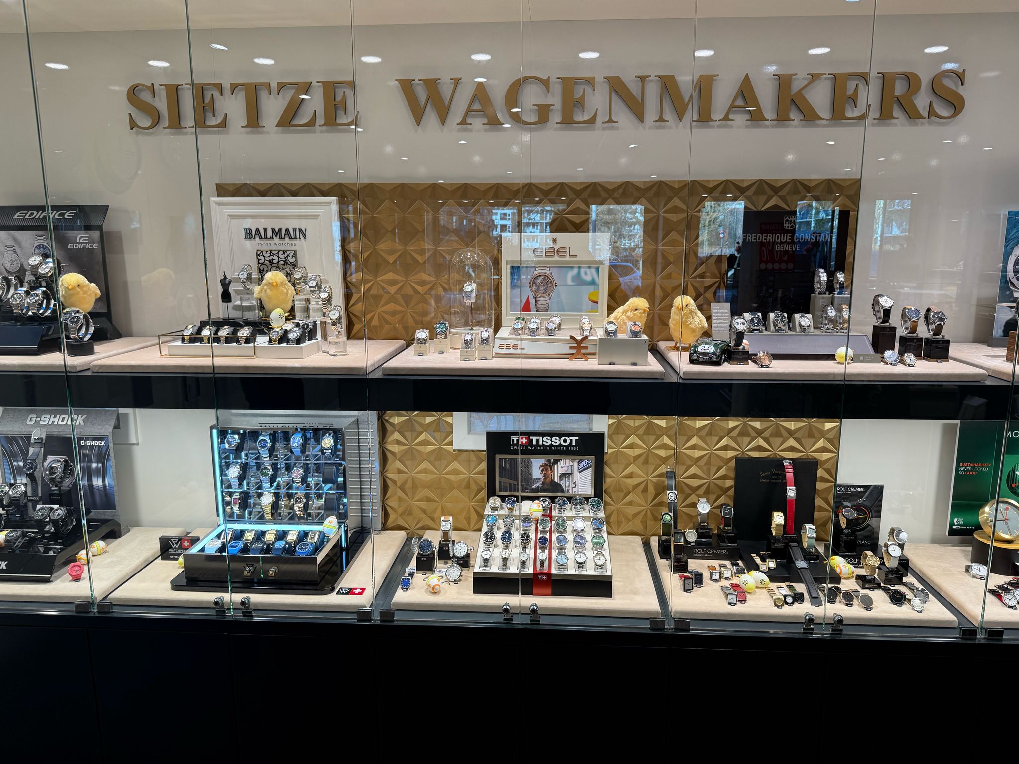 Vitrines en presentatie bij Juwelier Sietze Wagenmakers