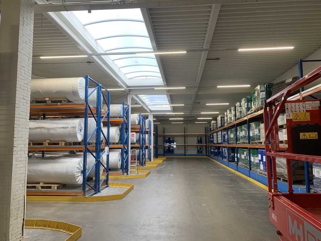 LED-lichtlijnen onder een lichtstraat in een fabriek in Heerhugowaard, met daglichtregeling