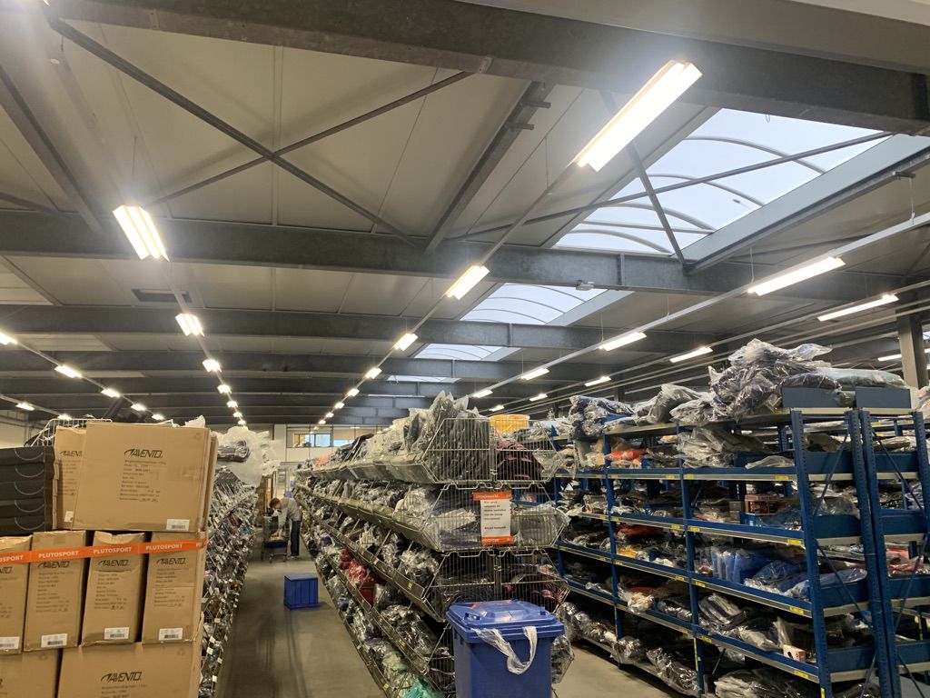Magazijn van Pluto Sport met LEDline lichtlijnen en lichtstraten